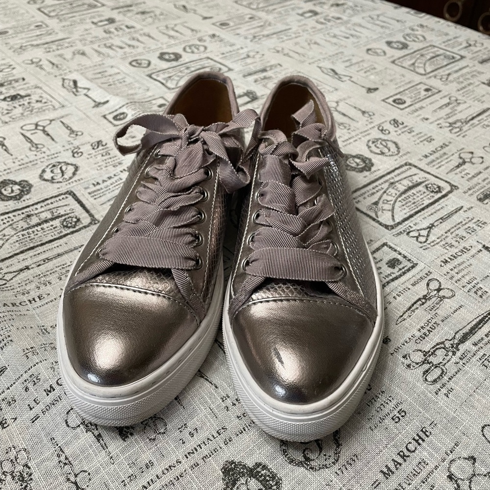 Sneakers size 38 (European).